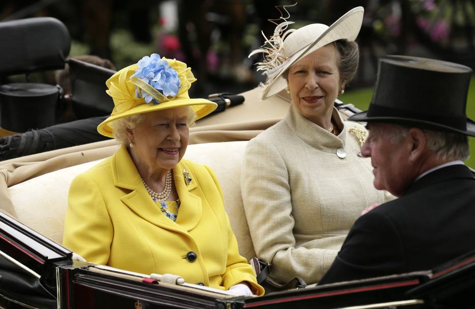 Ecco la Regina Elisabetta, con la principessa Anna, mentre arriva in carrozza